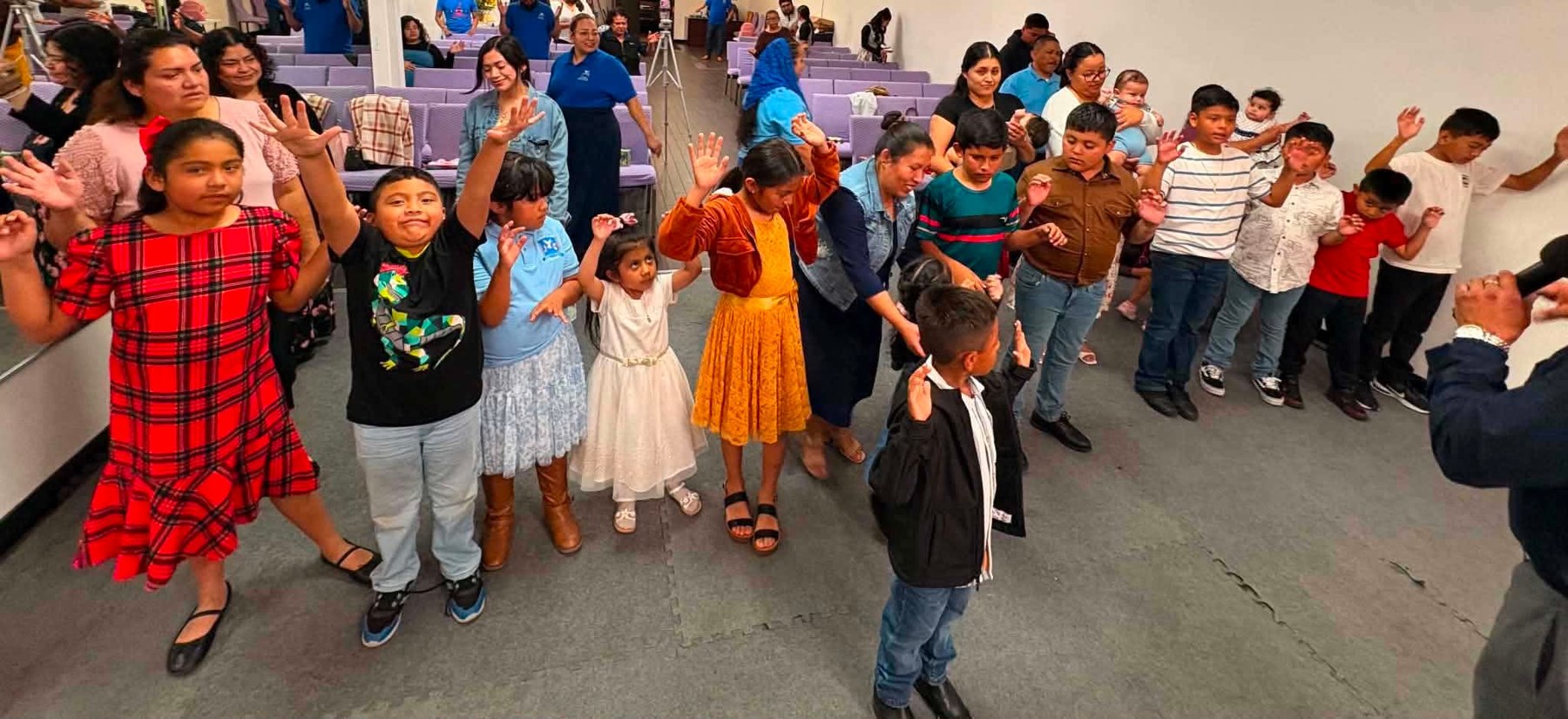 Niños adorando durante un servicio
